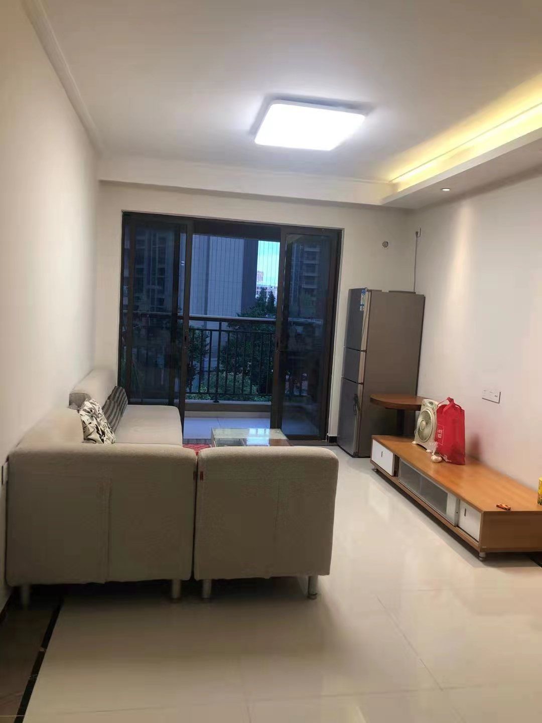 保利香槟国际三房出租，家具家电齐，全拎包入住小区环境优美